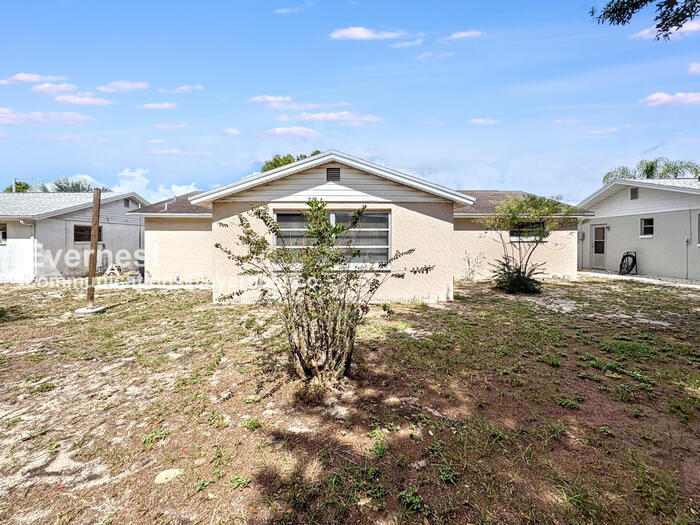 Building Photo - 5912 Della Dr