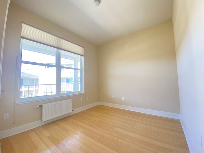 Building Photo - Spacious 3 bed/2bath Penthouse Unit Downto...