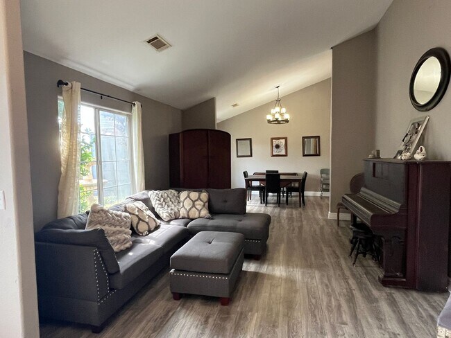 Building Photo - Country Living in Ranchland Acres!