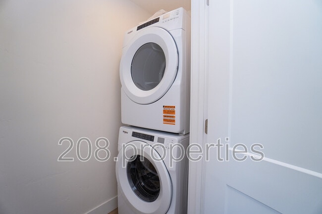 Building Photo - 4614 N Iota Ln