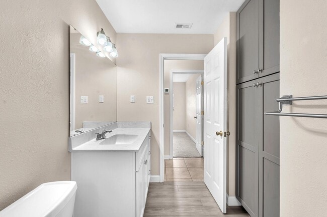 Building Photo - 385 Lincoln Ave