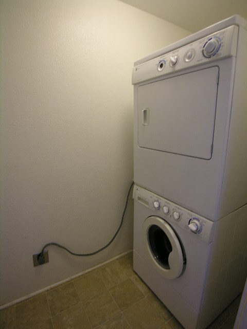 Building Photo - 2 bed 1 bath House Available 11/25