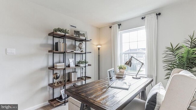 Building Photo - 212 Macoun Way