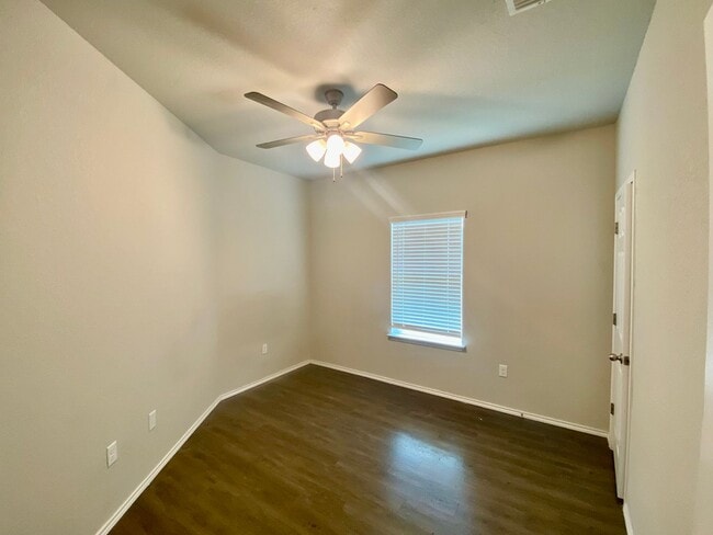 Building Photo - Luxury duplex in Seguin!