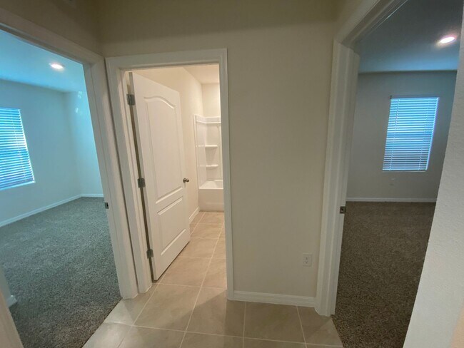 Building Photo - 4 Bedroom 2 Bath home in Oak Leaf Preserve...