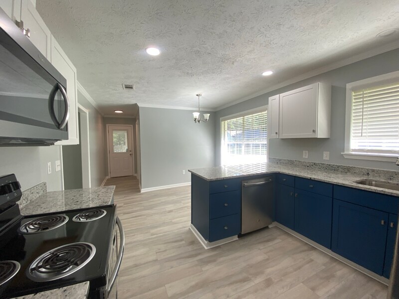Building Photo - 200 Poplar Dr