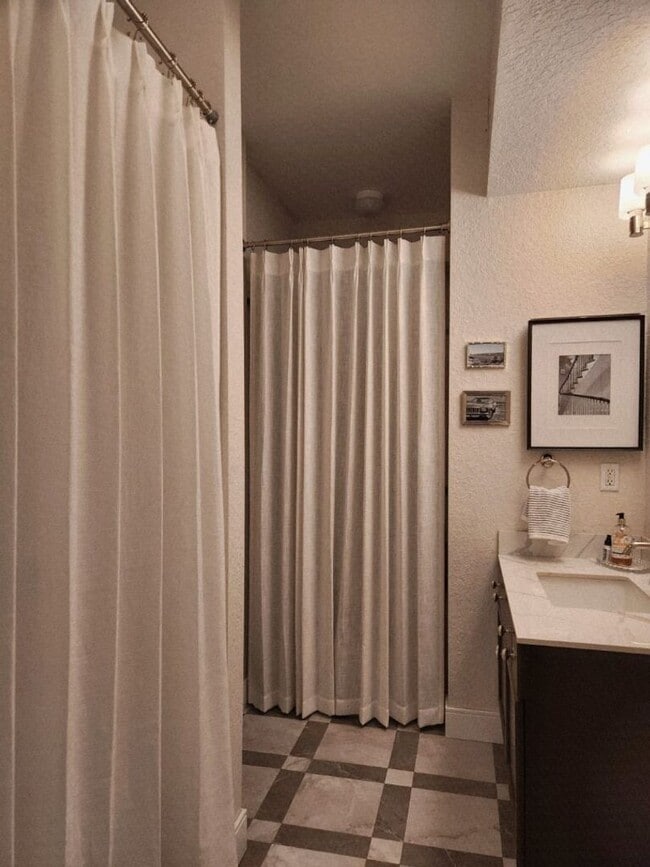 Building Photo - Luxurious condo in Tampa Palms