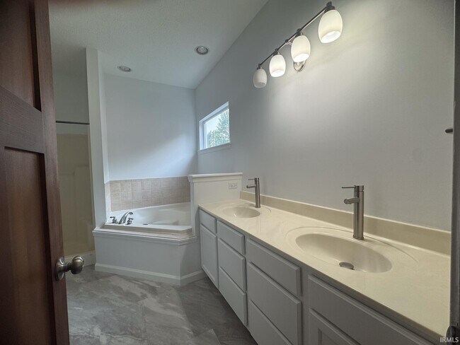 Building Photo - 2706 Grosbeak Ln