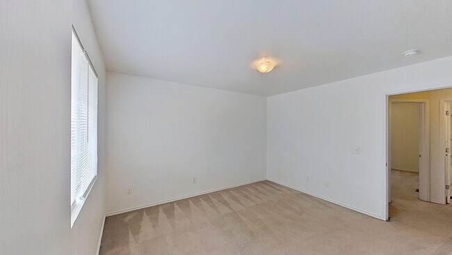 Building Photo - 2 WEEKS FREE RENT IN A 3 BEDROOM TOWNHOUSE AT $950!