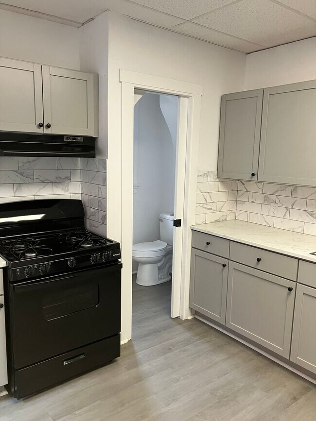 Building Photo - 422 John St