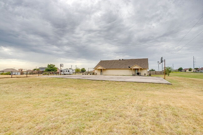 Building Photo - Updated Duplex in Weatherford with large y...