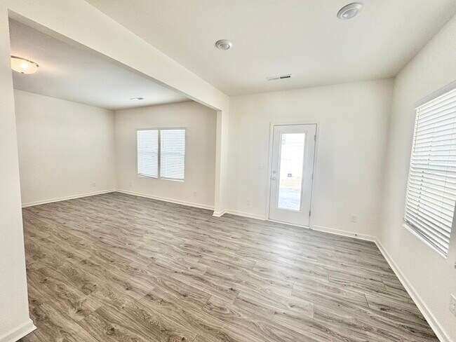 Building Photo - 3 br paired home with loft, minutes from I-77 I-40