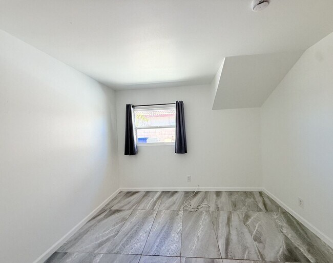 Building Photo - AVAILABLE NOW!!! 2 Bedroom / 1 Bathroom Ap...
