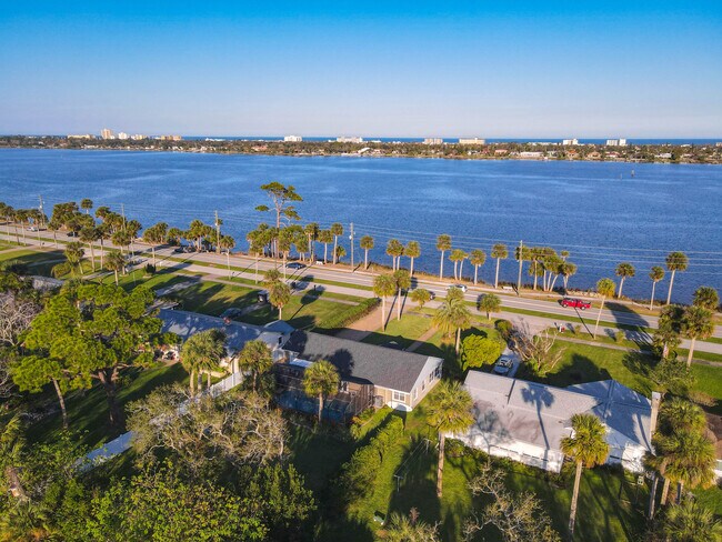 Building Photo - 762 S Beach St