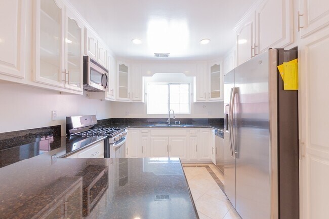 Building Photo - Beautiful 3 bedroom 2 bath with Central AC
