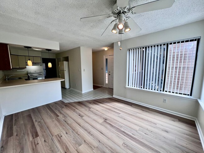 Building Photo - Gorgeous Condo right off Shore Dr, a stree...
