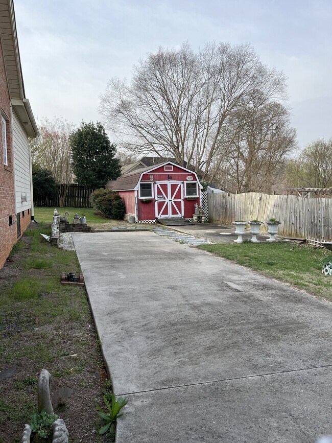 Building Photo - "Charming Kernersville Retreat: Spacious 4-Bed Gem with Granite Touches & Cozy Fireplace"