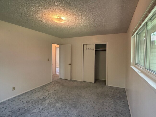 Building Photo - 2636 Hickory Dr