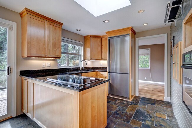 Building Photo - 5bd/2.75ba Shoreline House