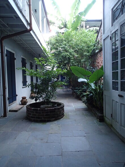 Building Photo - 727 Ursulines Ave