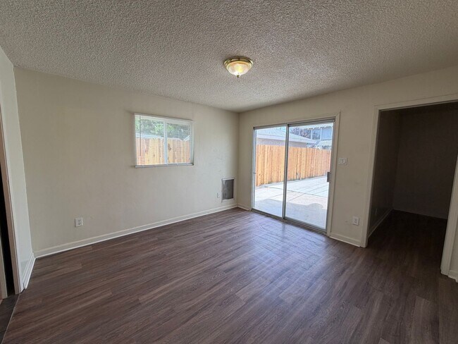 Building Photo - 1011 Oleander Ave