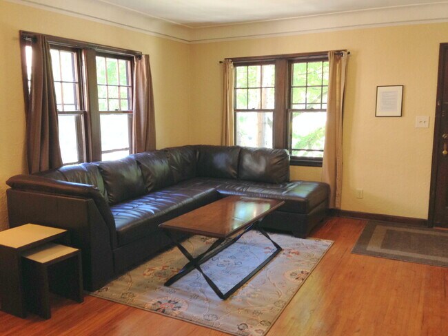 Building Photo - Spacious 3-Bedroom Duplex with Garage and 2 bathrooms in Minneapolis!