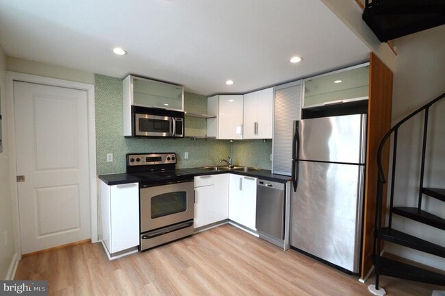 Building Photo - 1006 N 5th St