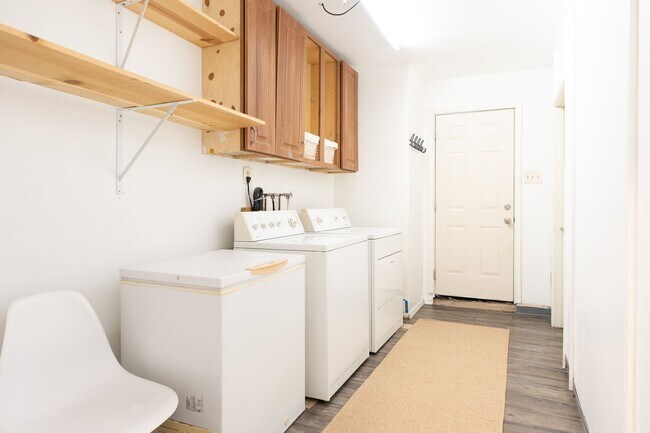 Building Photo - Cozy Zen Retreat Home with 4BD+3BA  Share ...