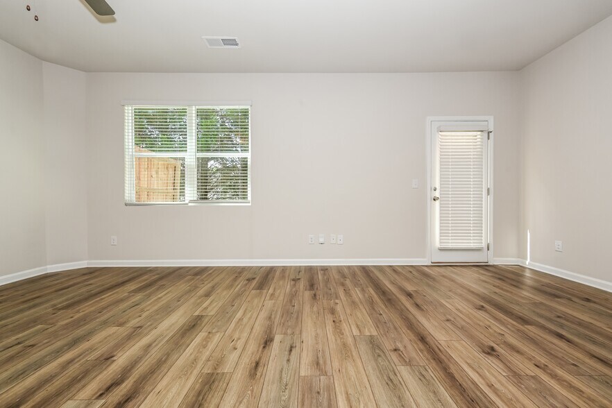 Building Photo - 3573 Saratoga Cir
