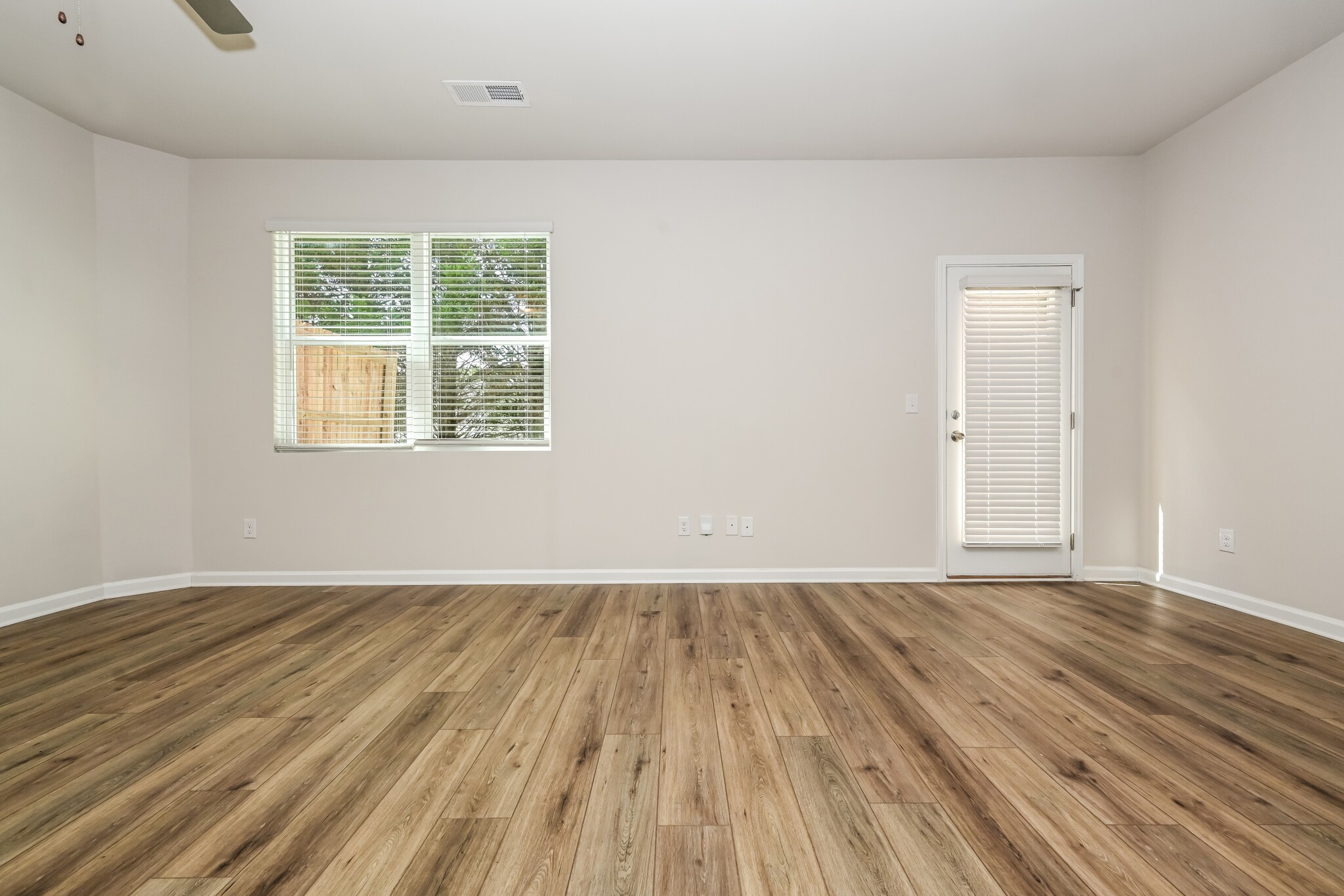 Building Photo - 3577 Saratoga Cir