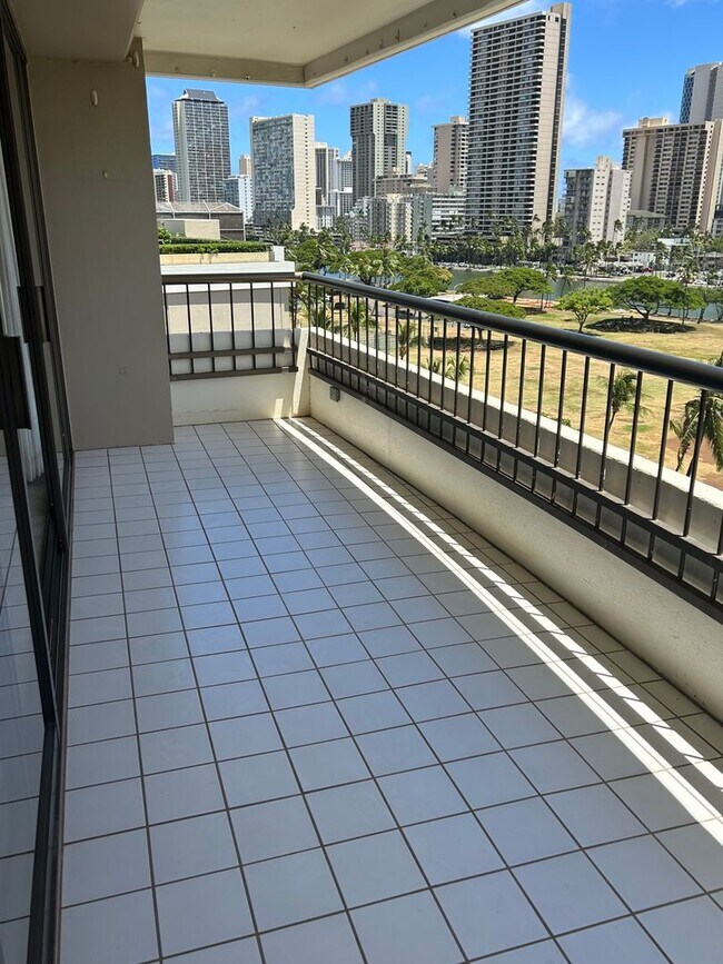 Building Photo - 2333 Kapiolani Blvd