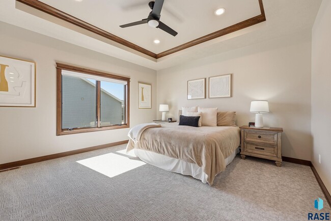 Building Photo - 2701 W Oak Hill Dr