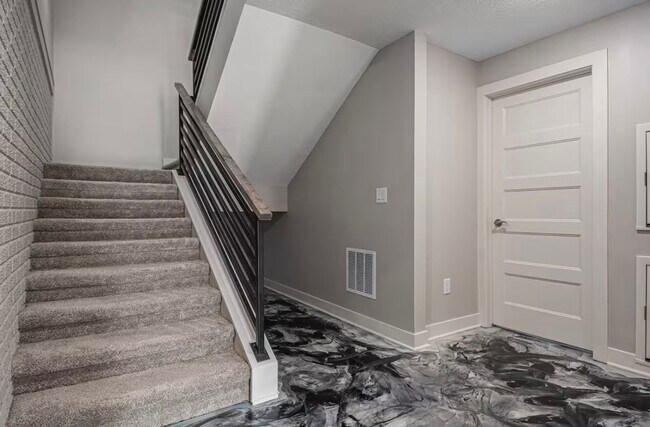 Building Photo - Fully Furnished 2 Master Suites | Luxe Townhome Near UNMC