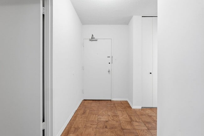 Building Photo - Sun-Filled 1BR/1.5BA with Garage Parking in The Willoughby!