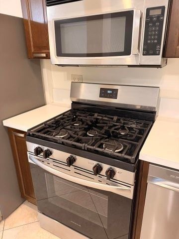 Building Photo - 2018 NE 14th Ct