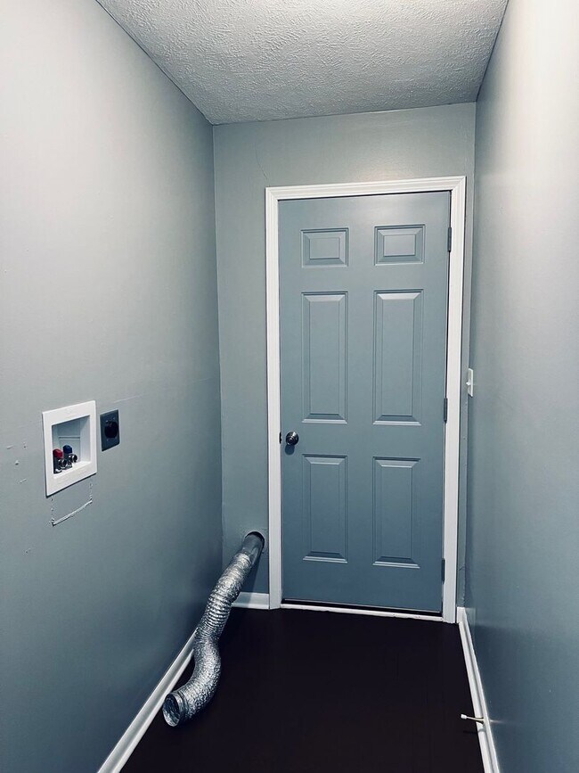 Building Photo - Updated 2 Bedroom Near Downtown Junction City