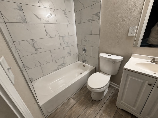 Building Photo - 1307 Sample St