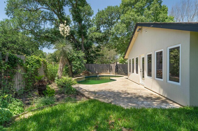 Building Photo - 3215 Sesbania Dr