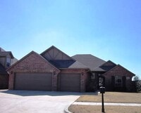 Building Photo - 4 Bedrooms/3 Car Garage in a Fantastic location in Edmond! - Right Across from Quail Springs