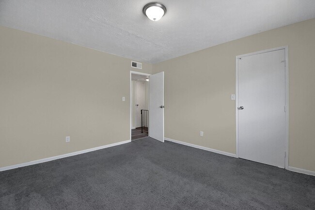 Building Photo - 2 Bedroom Townhouse Apartment- HUGE WALK IN CLOSET