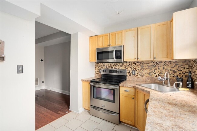 Building Photo - Stylish & Spacious 2 Bed, 1 Bath Home