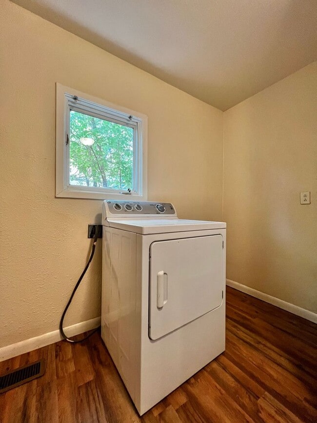 Building Photo - Spacious 3 Bed 2 Bath House in Central For...