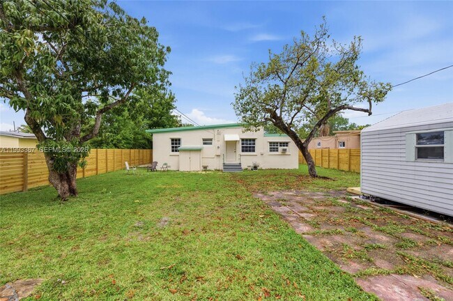 Building Photo - 1620 NE 160th St