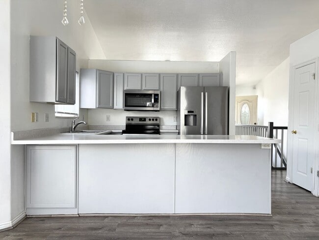 Building Photo - Bright & Spacious Rambler in Rose Park!