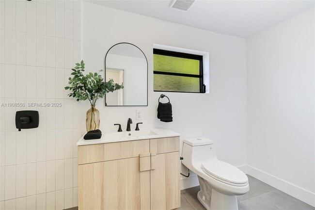 Building Photo - 1610 NW 33rd Ave