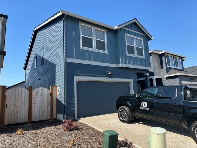 Building Photo - Newer 4 bedroom 2.5 bathroom house!