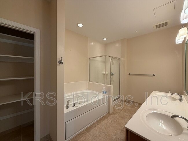 Building Photo - 670 Town Center Dr