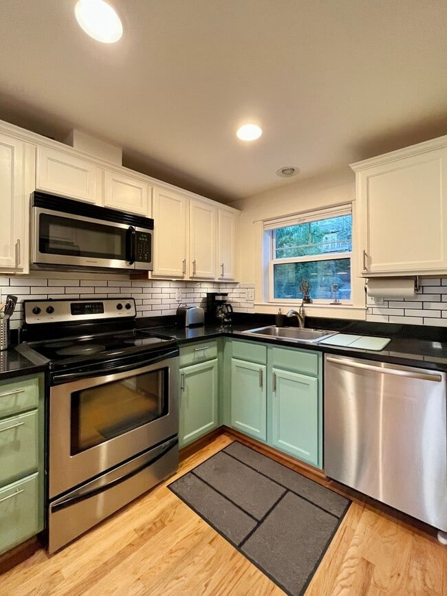 Building Photo - Light and Airy Townhome - Available April 10th