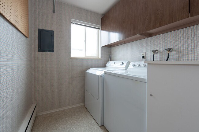 Building Photo - 2023