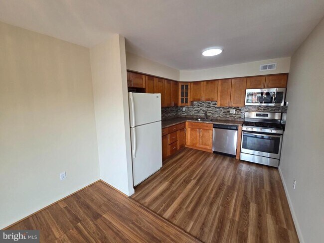 Building Photo - 813 Red Lion Rd